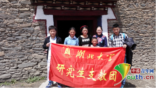 金沙2004路线js5研支团成员与康定市藏文中学学生及其家人合影。桂泽红供图 金沙2004路线js5研支团成员与康定市藏文中学学生及其家人合影。桂泽红供图